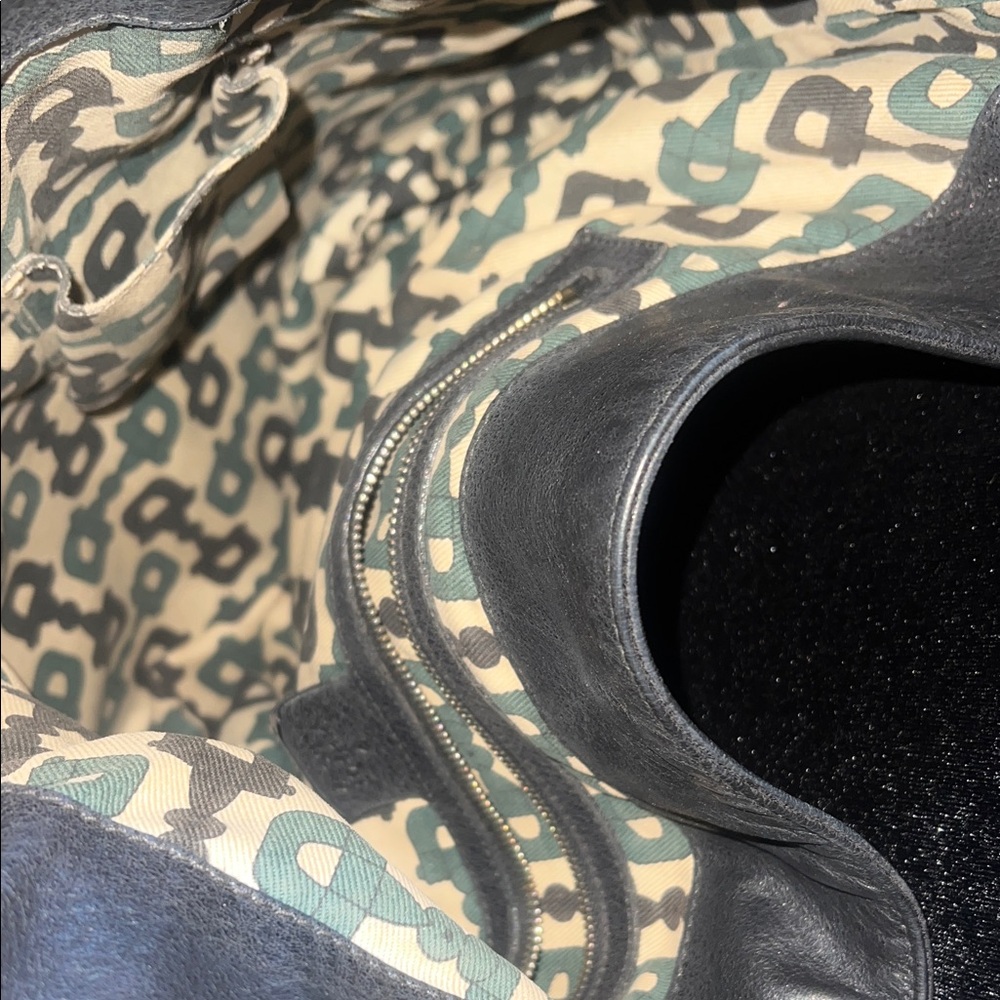 💯 Authentic Gucci Black Leather Shoulder Bag with Gold Details - Picture 5 of 13